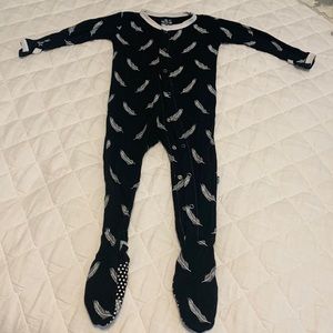 Kickee Pant Footie Black & White feather button down